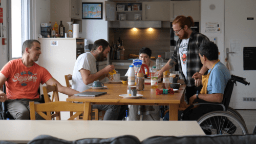 Petit déjeuner dans une maison Simon de Cyrène à Rungis